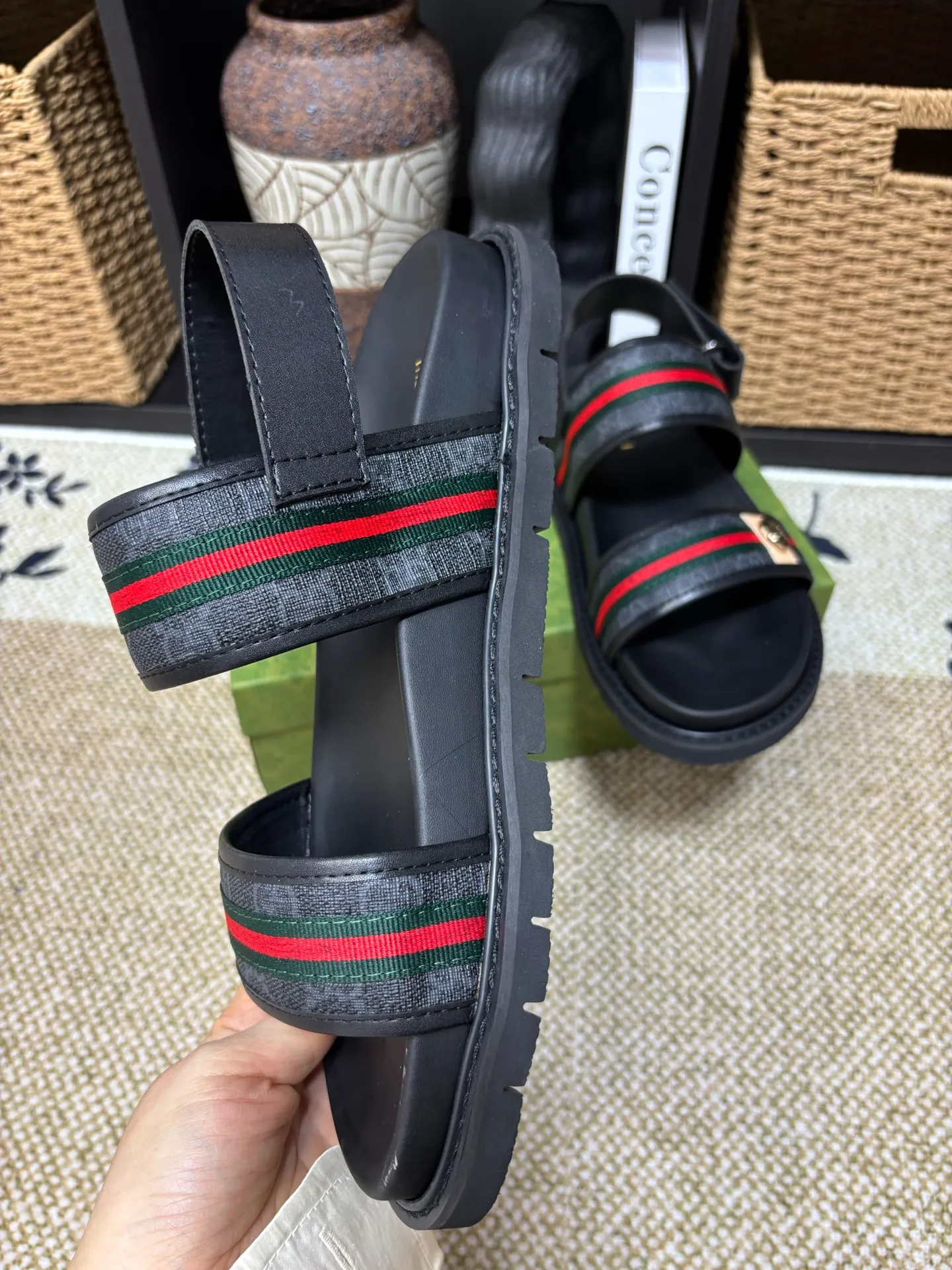 Factory 💰 300 yuan Gucci slippers] high-end men's shoes brand official website 1:1 latest masterpiece: original mold customization, the fabric is made of imported original materials, upgraded outsole, lighter and non-slip. The market's top quality, simple yet tasteful, a must-have for fashionistas, fashionable at your feet, full of confidence, the same style at the counter 👍The season of summer slippers is here. Code: 38-45 (45 customized)